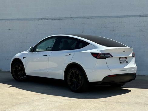 Used 2023 Tesla Model Y Long Range AWD/4WD image 3