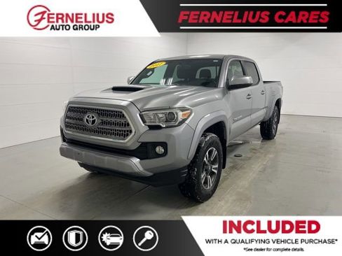 Used 2017 Toyota Tacoma TRD Sport image 3