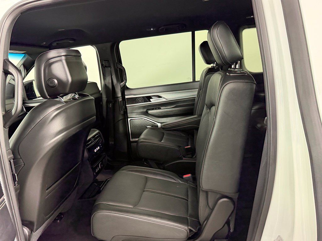 Used 2025 Jeep Wagoneer Series II AWD/4WD image 18