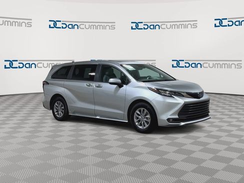 Used 2025 Toyota Sienna XLE AWD/4WD image 3