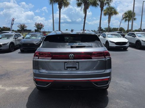 Used 2024 Volkswagen Atlas Cross Sport SE w/ Panoramic Sunroof Package FWD image 5