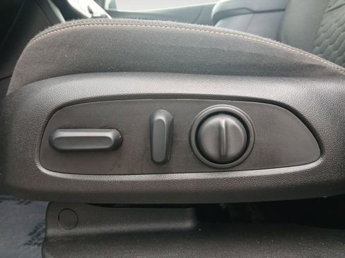 Used 2019 Chevrolet Equinox LT image 16