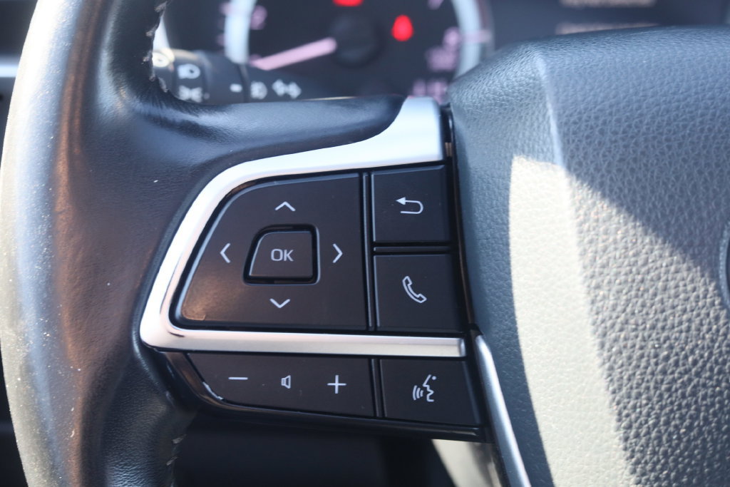 Used 2023 Toyota Highlander XLE AWD/4WD image 9