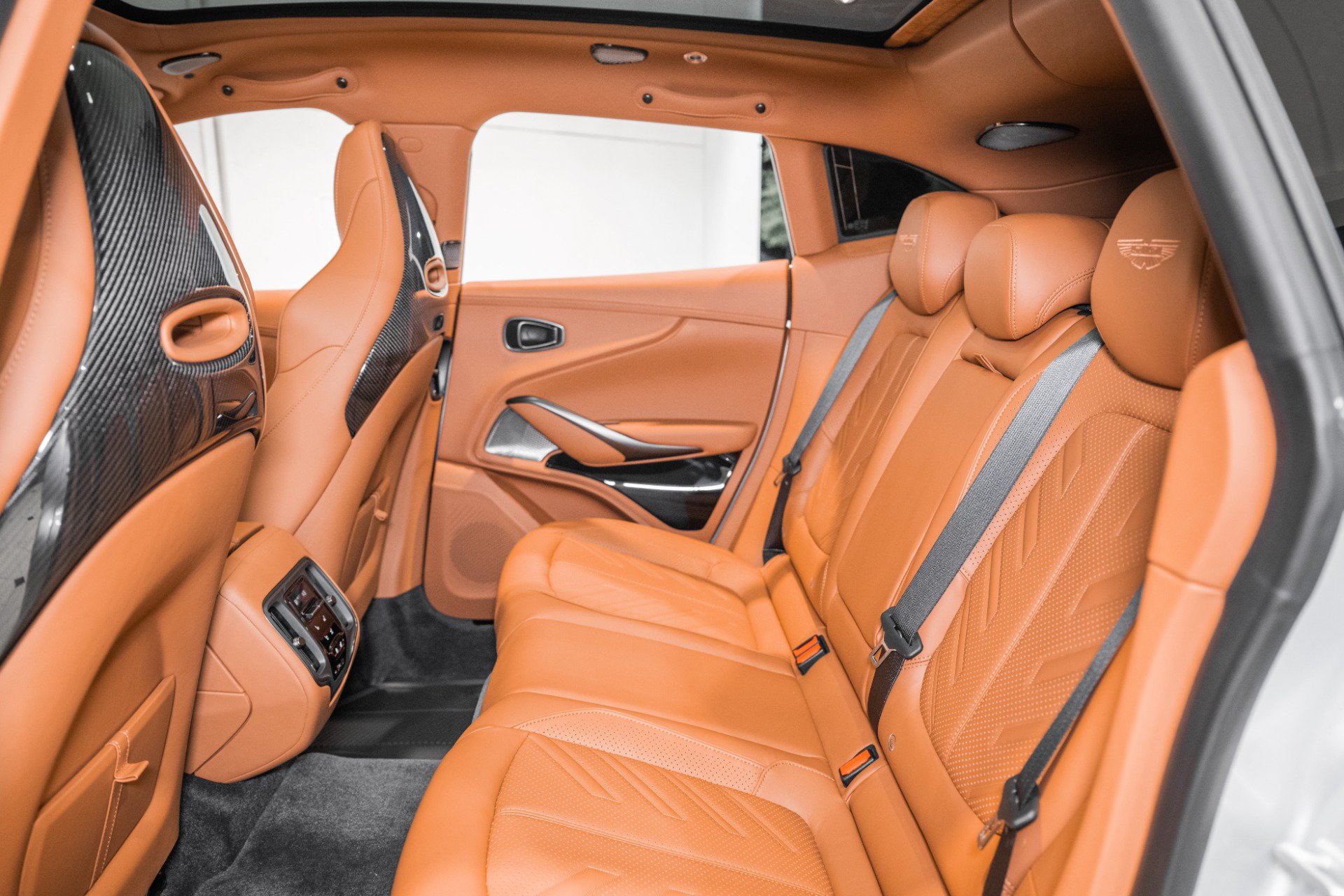 Used 2026 Aston Martin DBX S AWD/4WD image 14
