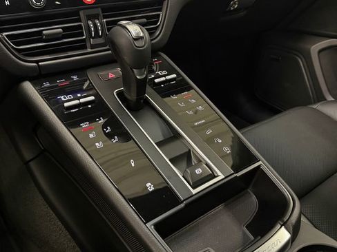 Certified 2026 Porsche Macan AWD/4WD image 18