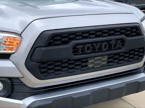 Used 2021 Toyota Tacoma SR5 RWD image 31