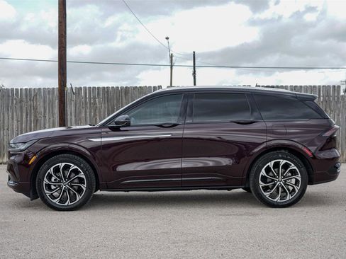 Used 2025 Lincoln Nautilus Reserve AWD/4WD image 6
