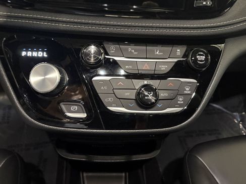 Used 2023 Chrysler Pacifica Touring-L w/ S Appearance Package FWD image 23