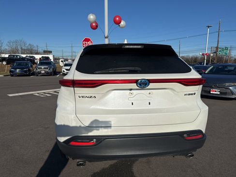 Used 2021 Toyota Venza LE image 6
