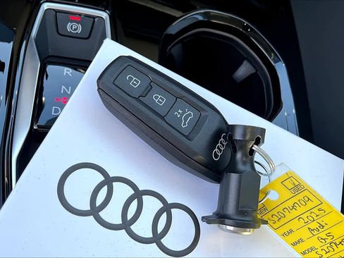 Used 2025 Audi Q5 Premium image 15