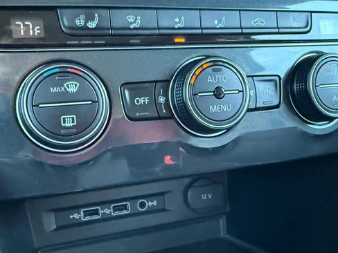 Used 2018 Volkswagen Tiguan SEL Premium image 22