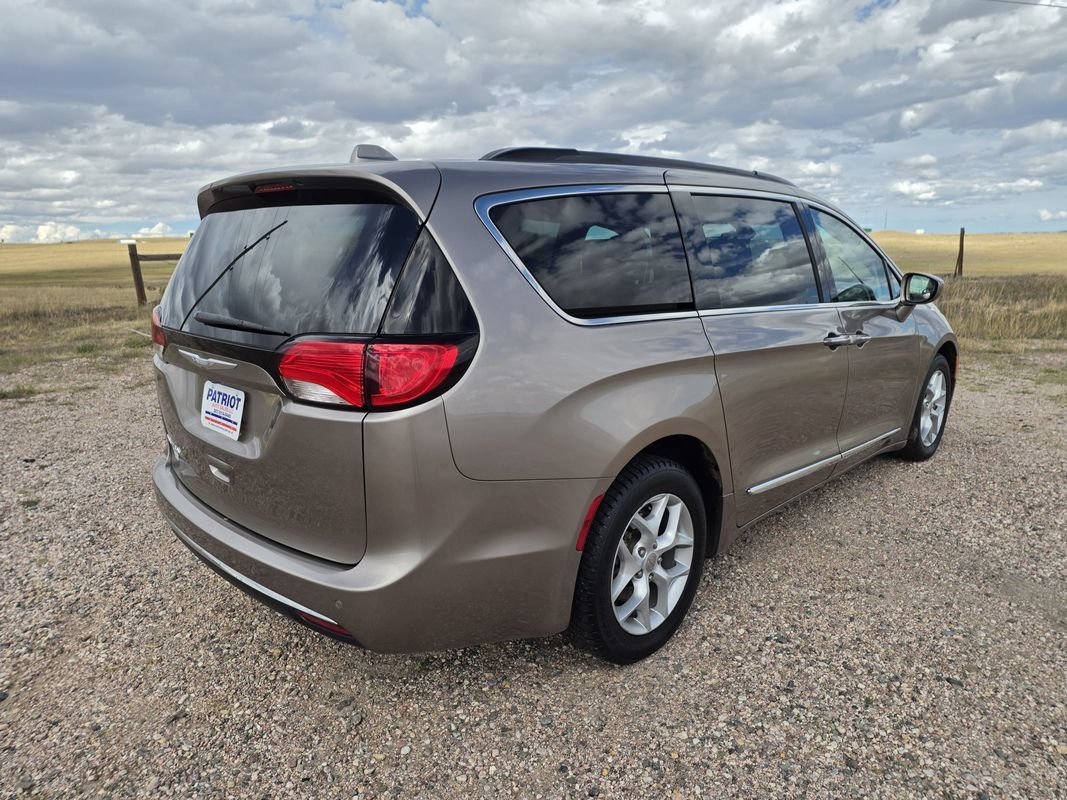 Used 2017 Chrysler Pacifica Touring-L w/ Tire & Wheel Group FWD image 5