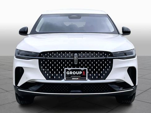 Used 2024 Lincoln Nautilus Premier image 3