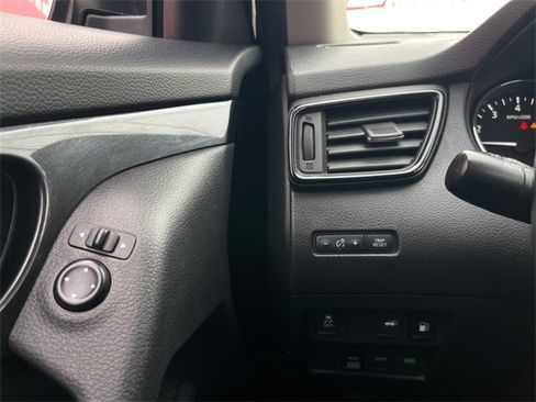 Used 2018 Nissan Rogue SV image 18