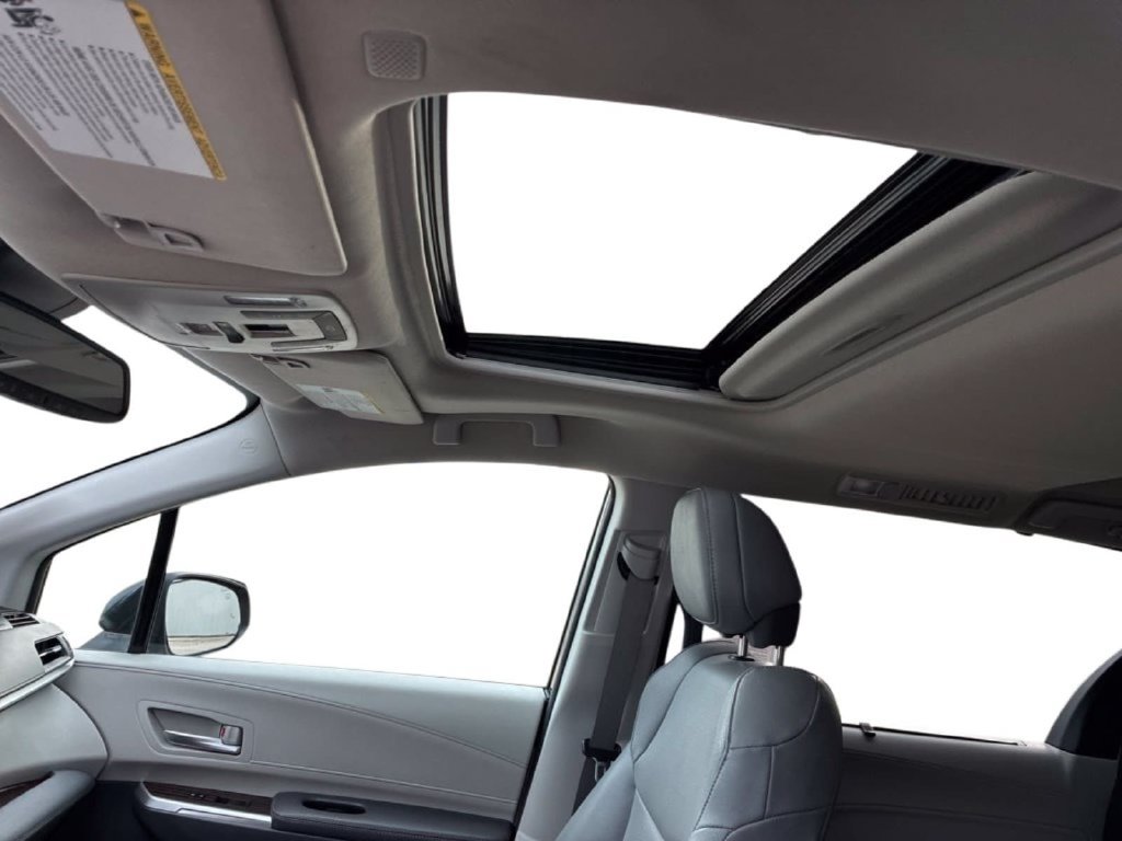 Used 2024 Toyota Sienna XLE FWD image 33