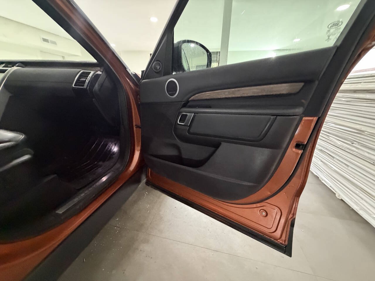 Used 2017 Land Rover Discovery HSE AWD/4WD image 16