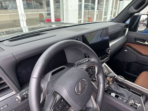 Used 2025 Lexus GX 550 image 8