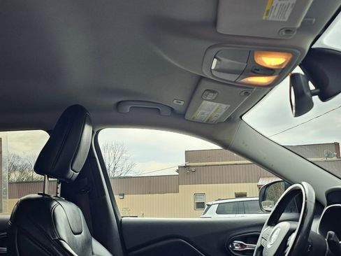 Used 2019 Jeep Cherokee Latitude Plus image 20