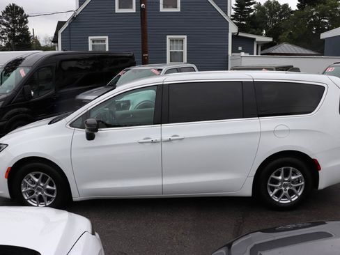 Used 2024 Chrysler Pacifica Touring-L FWD image 2