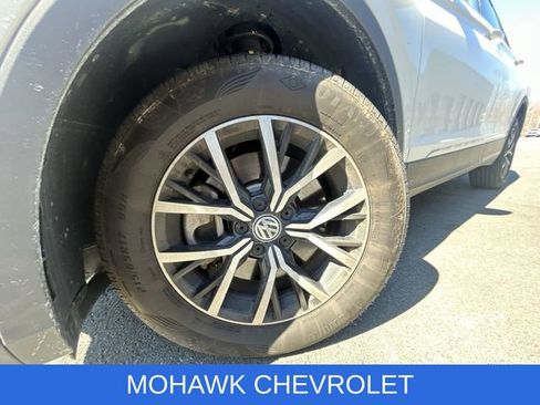 Used 2021 Volkswagen Tiguan SE w/ Panoramic Sunroof Package image 8