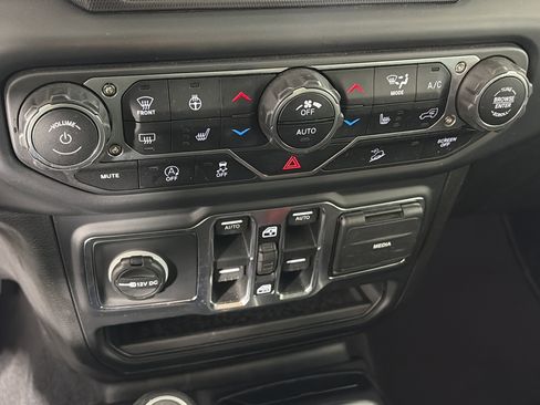 Used 2019 Jeep Wrangler Unlimited Sahara image 23