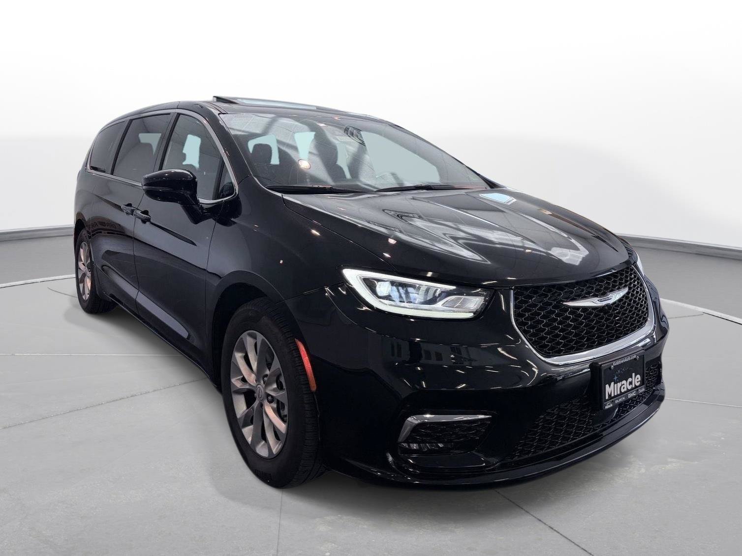 Used 2026 Chrysler Pacifica Limited FWD image 2