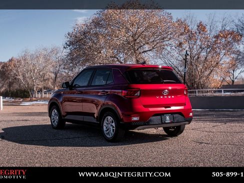 Used 2022 Hyundai Venue SE image 5