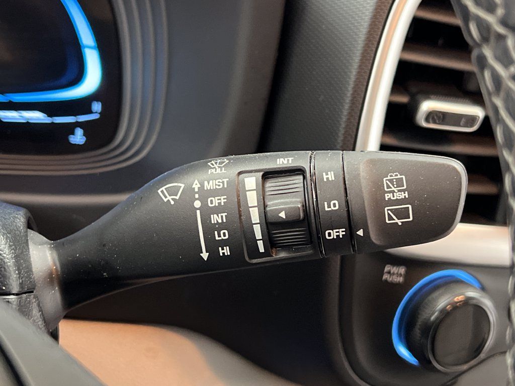 Used 2025 Hyundai Venue SEL FWD image 48