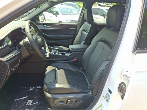 New 2025 Jeep Grand Cherokee Limited w/ Black Appearance Package image 8