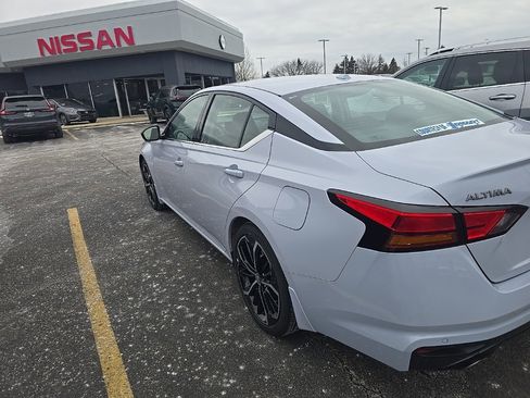Used 2024 Nissan Altima 2.5 SR w/ SR Premium Package image 3
