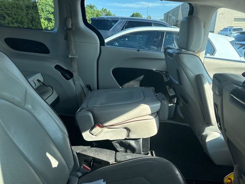 Used 2017 Chrysler Pacifica Limited w/ UConnect Theater Package FWD image 8