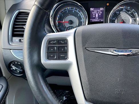 Used 2015 Chrysler Town & Country Touring-L w/ Driver Convenience Group image 9