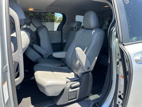 Used 2022 Toyota Sienna XLE FWD image 9