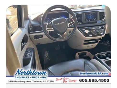 Used 2018 Chrysler Pacifica Touring-L image 15