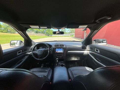 Used 2018 Ford Explorer XLT w/ Equipment Group 202A FWD image 21