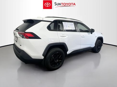 Used 2020 Toyota RAV4 LE FWD image 4