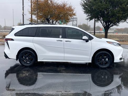 New 2026 Toyota Sienna XLE Woodland Edition AWD/4WD image 4