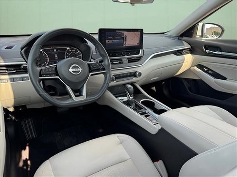 Used 2023 Nissan Altima 2.5 SV w/ SV Premium Package FWD image 14