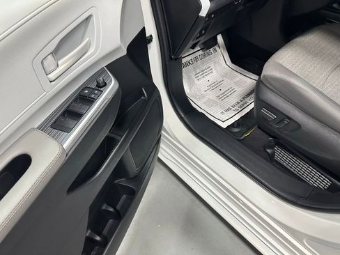 Used 2025 Toyota Sienna LE FWD image 8