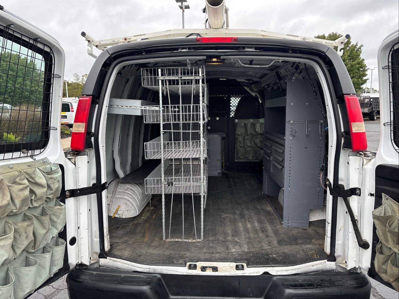 Used 2011 Chevrolet Express 2500 RWD image 9