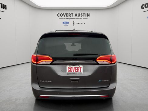 Used 2018 Chrysler Pacifica Touring Plus image 4