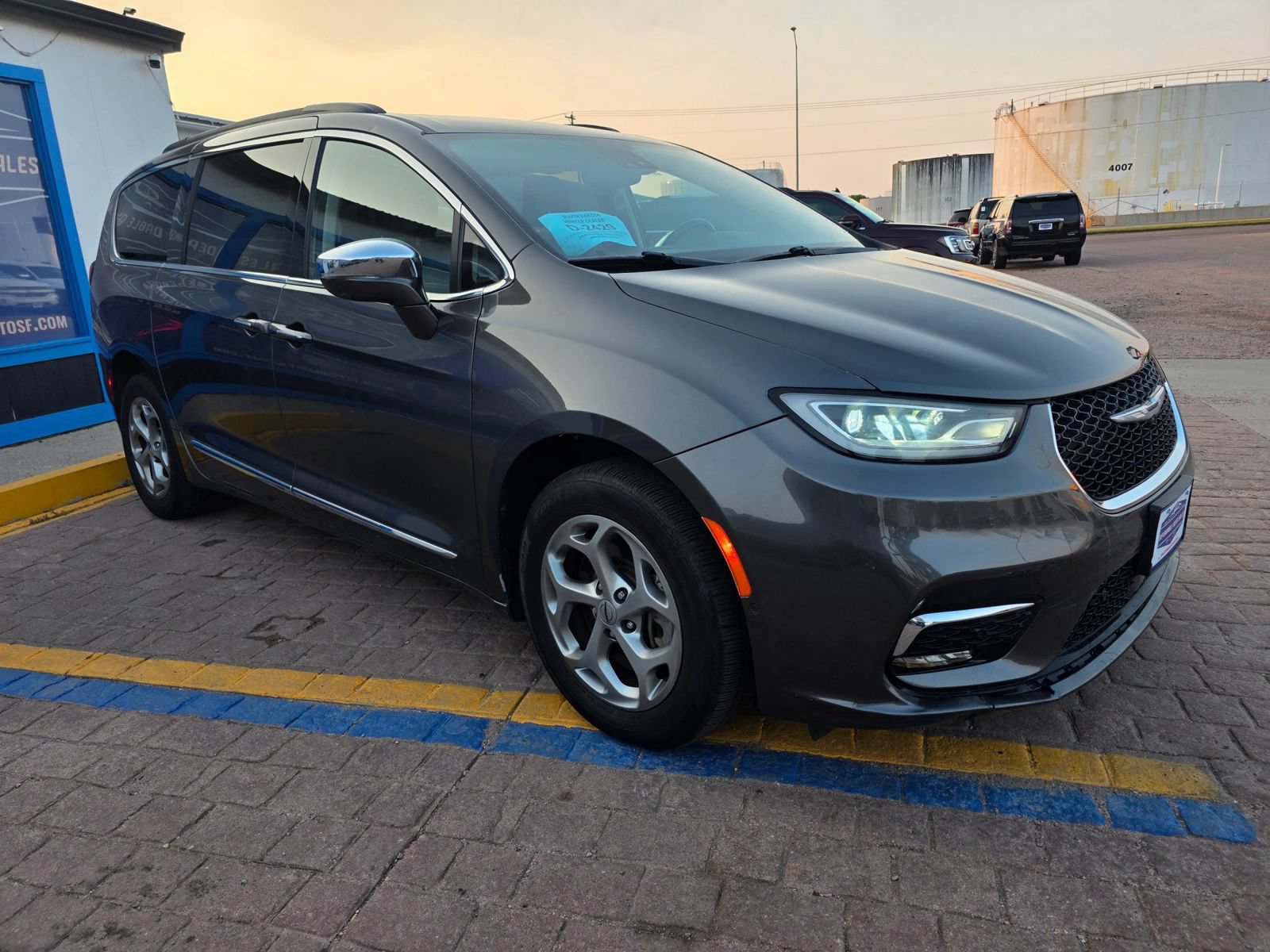 Used 2022 Chrysler Pacifica Limited AWD/4WD image 3