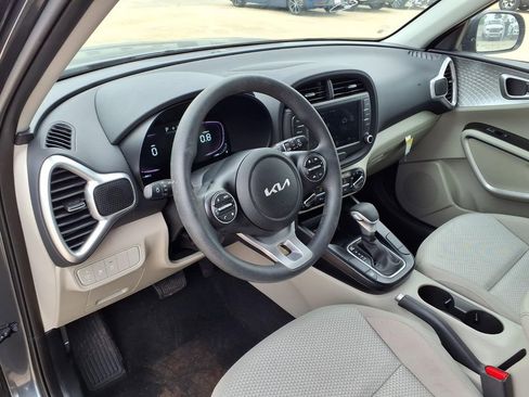 Used 2025 Kia Soul LX w/ LX Technology Package FWD image 11