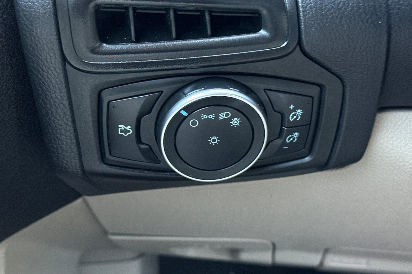 Used 2018 Ford Focus SE FWD image 32