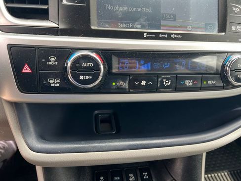 Used 2017 Toyota Highlander XLE w/ Carpet Mat Package AWD/4WD image 37