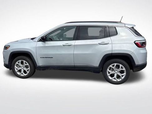 Used 2024 Jeep Compass Latitude AWD/4WD image 2
