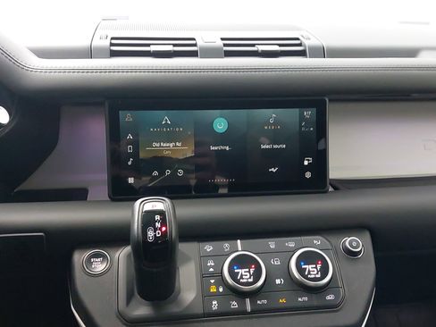 Used 2023 Land Rover Defender 110 SE image 21