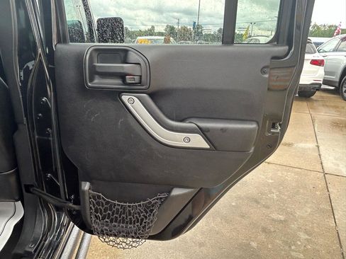 Used 2016 Jeep Wrangler Unlimited Rubicon AWD/4WD image 15