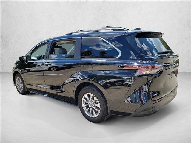 Used 2026 Toyota Sienna XLE FWD image 7