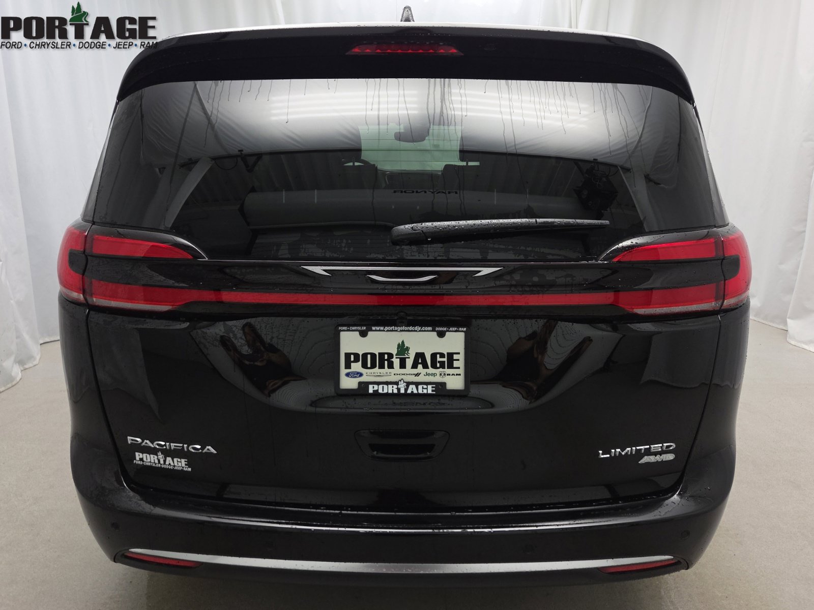 New 2027 Chrysler Pacifica Limited w/ Family Tech Group AWD/4WD image 6